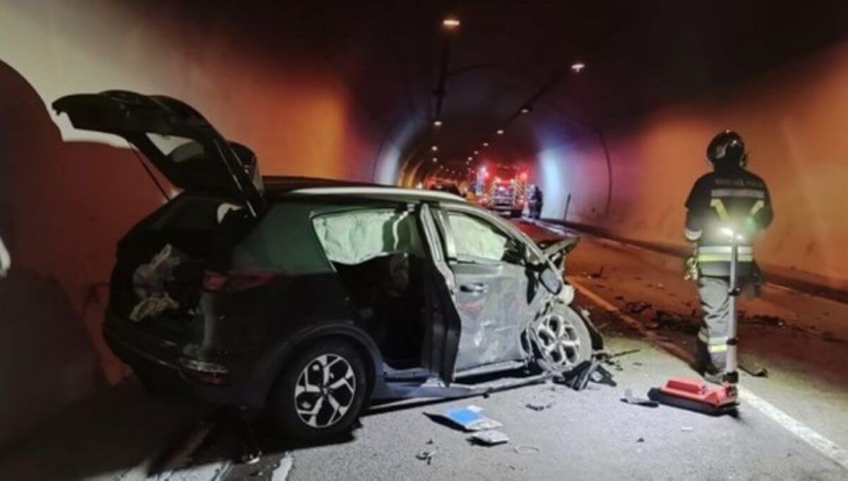 Auto a fuoco in una galleria del Trentino, intossicati cinque ragazzi salentini Auto a fuoco in una galleria del Trentino, intossicati cinque ragazzi salentini