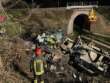 Incidente a pochi chilometri da Potenza, camion finisce fuori strada e si ribalta: un morto