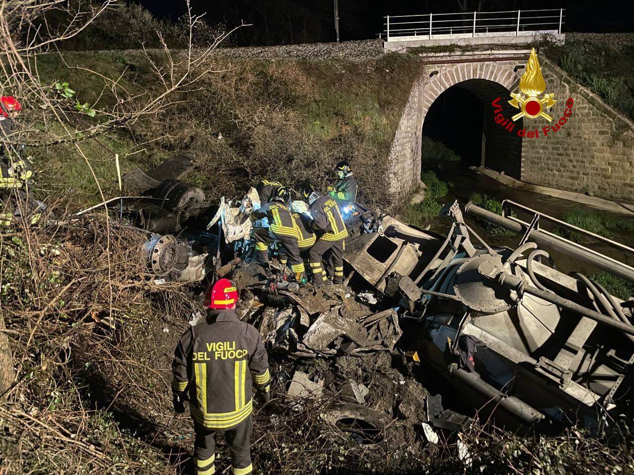Incidente a pochi chilometri da Potenza, camion finisce fuori strada e si ribalta: un morto