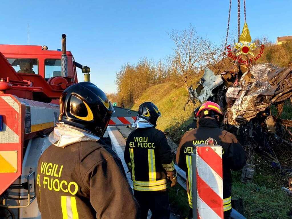 Incidente a pochi chilometri da Potenza, camion finisce fuori strada e si ribalta: un morto