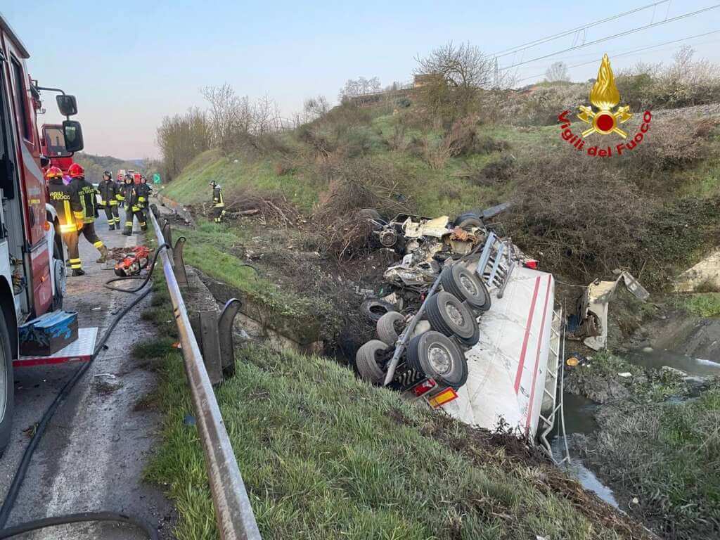 Incidente a pochi chilometri da Potenza, camion finisce fuori strada e si ribalta: un morto