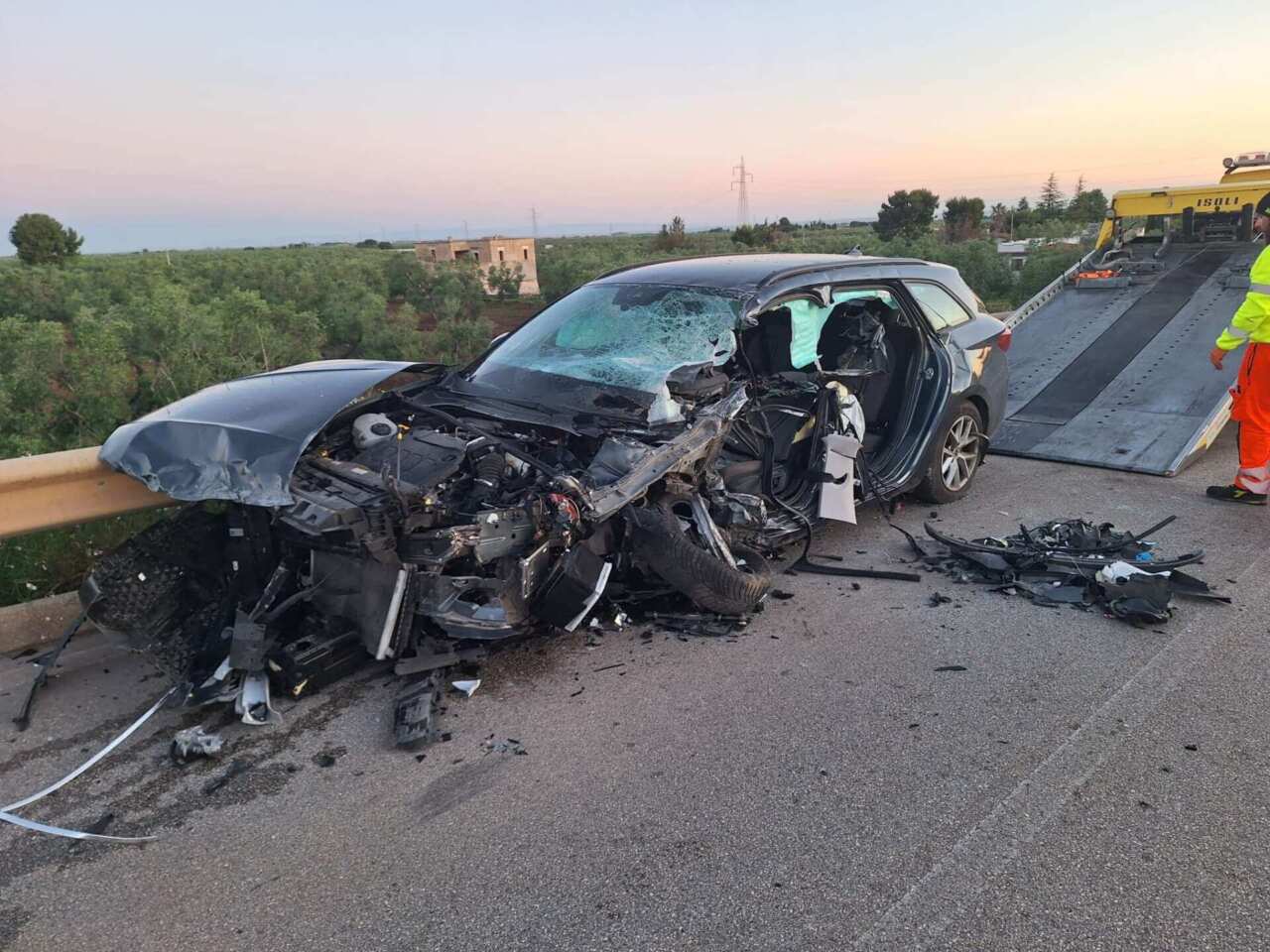 Incidente sulla Corato-Bisceglie, scontro frontale tra due auto: muore un 62enne, 2 feriti – FOTO