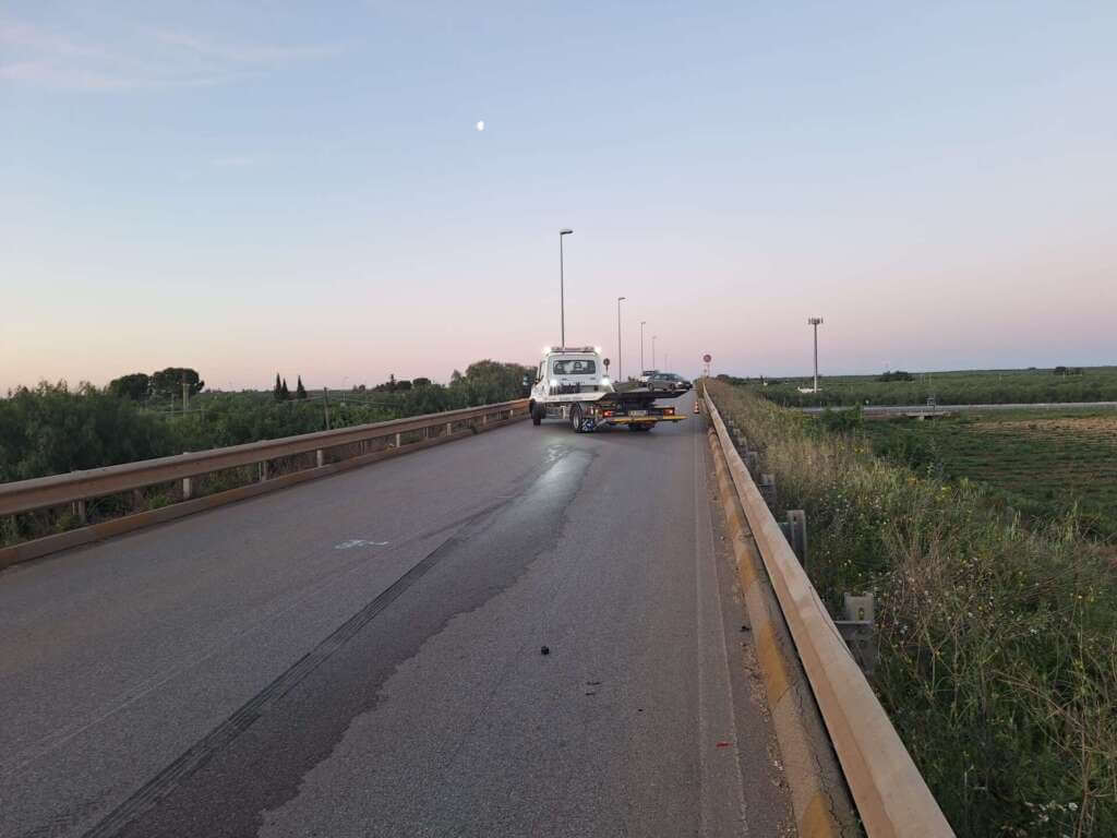 Incidente sulla Corato-Bisceglie, scontro frontale tra due auto: muore un 62enne, 2 feriti – FOTO
