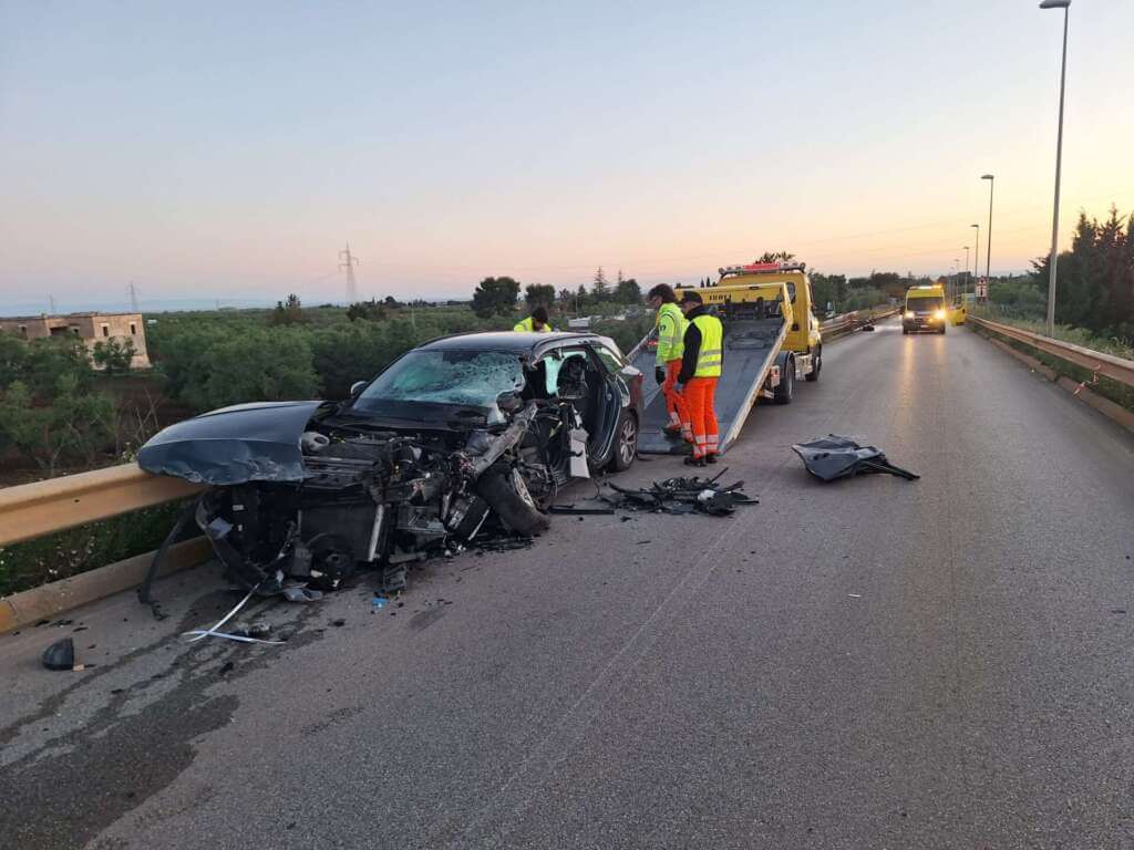Incidente sulla Corato-Bisceglie, scontro frontale tra due auto: muore un 62enne, 2 feriti – FOTO