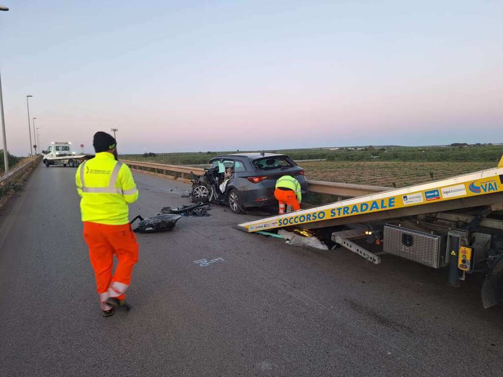 Incidente sulla Corato-Bisceglie, scontro frontale tra due auto: muore un 62enne, 2 feriti – FOTO