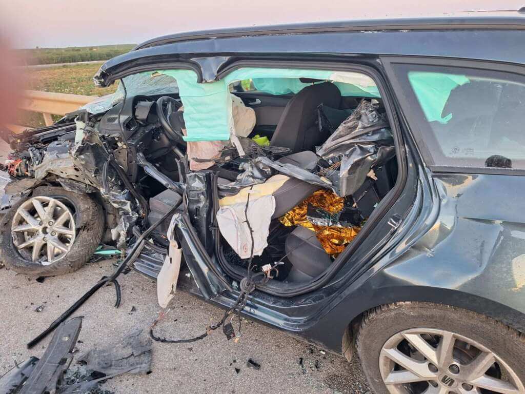 Incidente sulla Corato-Bisceglie, scontro frontale tra due auto: muore un 62enne, 2 feriti – FOTO