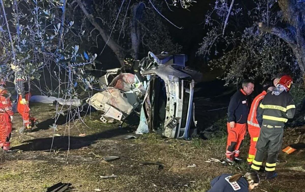 Incidente nel Tarantino, vittime un operaio e tre studenti: tornavano dalla festa di compleanno di uno di loro
