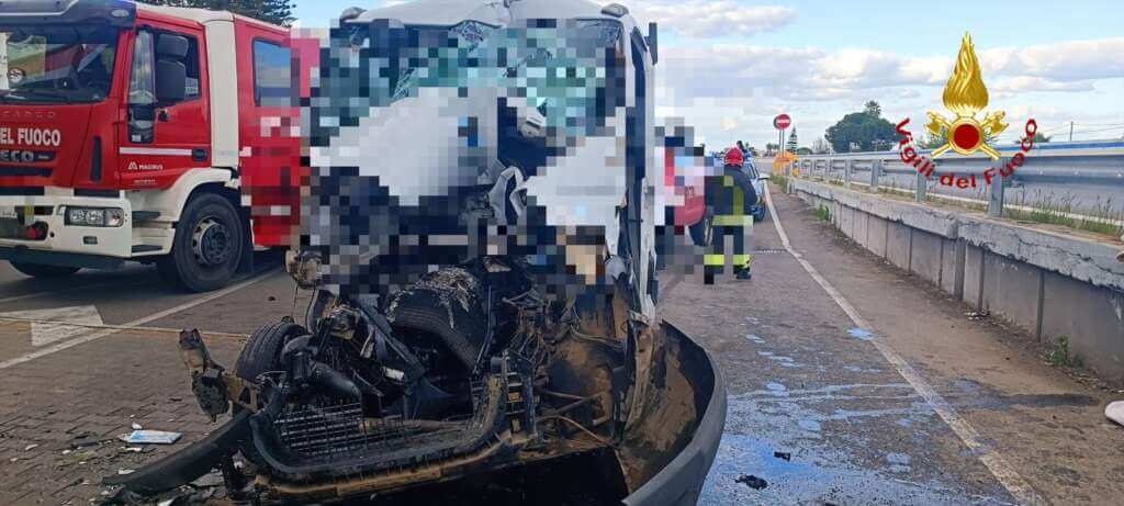Incidente a Policoro, tamponamento sulla Ss 106 Jonica tra autocarro e autotreno: due feriti gravi – FOTO Incidente a Policoro, tamponamento sulla Ss 106 Jonica tra autocarro e autotreno: due feriti gravi – FOTO