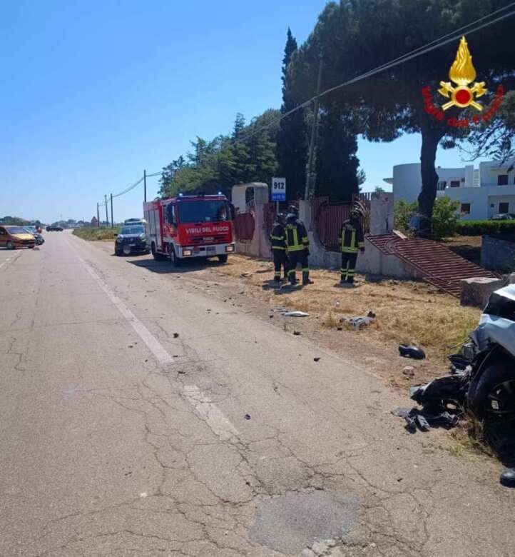Incidente a San Vito dei Normanni, due auto si scontrano: una abbatte la recinzione di una villa
