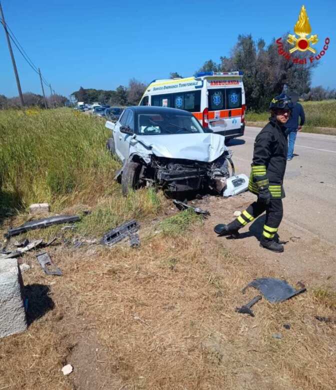 Incidente a San Vito dei Normanni, due auto si scontrano: una abbatte la recinzione di una villa