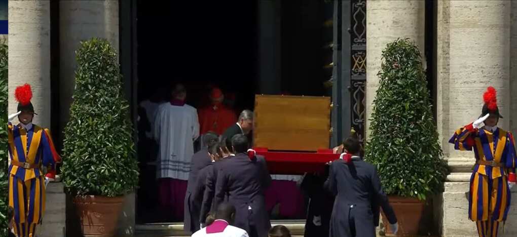 L’addio al Papa, i funerali a San Pietro e l’arrivo a Santa Maria Maggiore – VIDEO L’addio al Papa, i funerali a San Pietro e l’arrivo a Santa Maria Maggiore – VIDEO