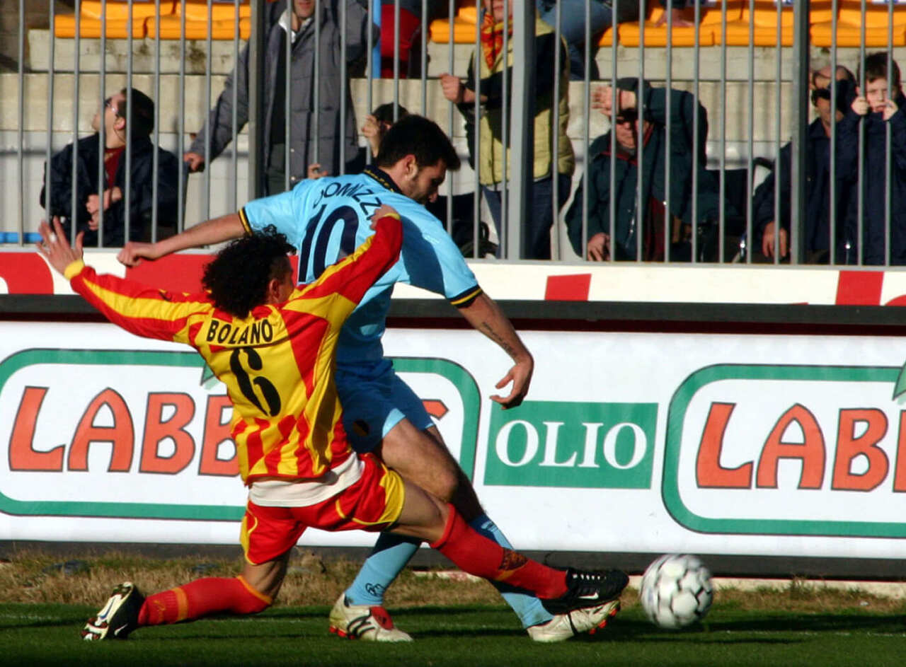 Lutto nel mondo del calcio, addio a Jorge Bolaño: l’ex giocatore del Lecce è morto a 47 anni