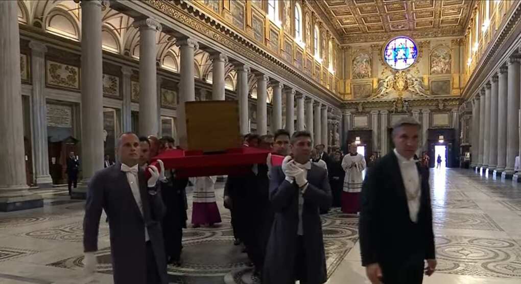 L’addio al Papa, i funerali a San Pietro e l’arrivo a Santa Maria Maggiore – VIDEO L’addio al Papa, i funerali a San Pietro e l’arrivo a Santa Maria Maggiore – VIDEO