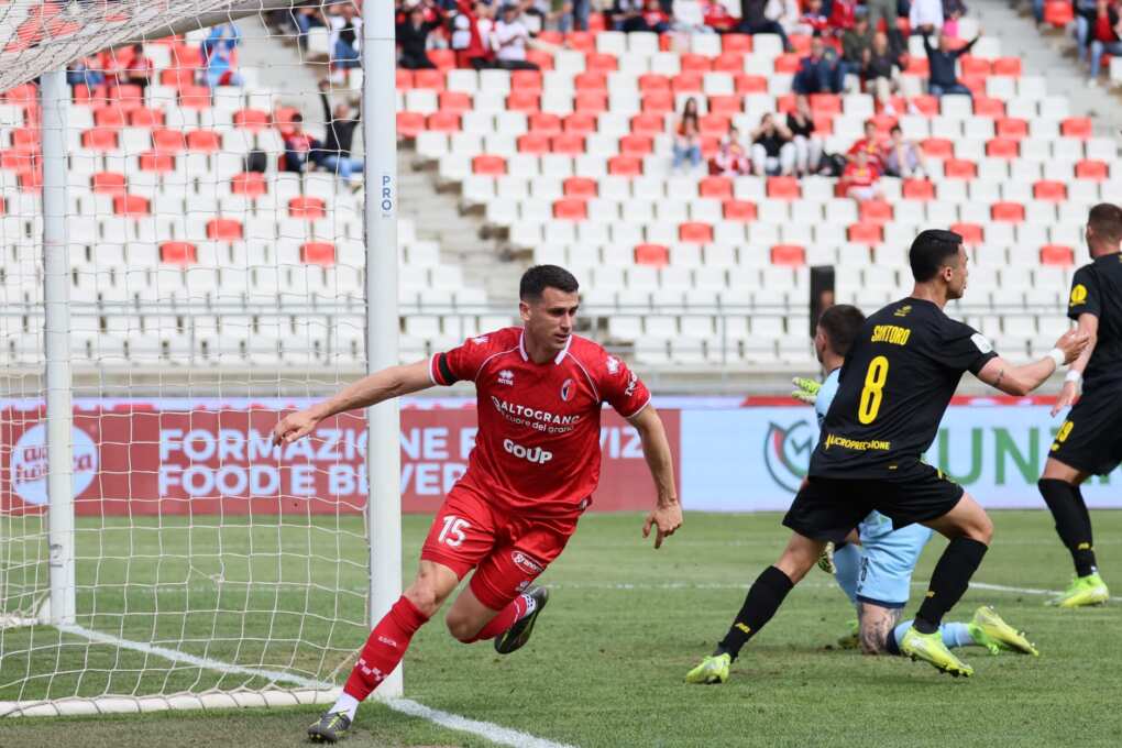 Il Modena espugna il San Nicola per 2-1 e raggiunge il Bari in classifica. Ancora in gol Lasagna Il Modena espugna il San Nicola per 2-1 e raggiunge il Bari in classifica. Ancora in gol Lasagna