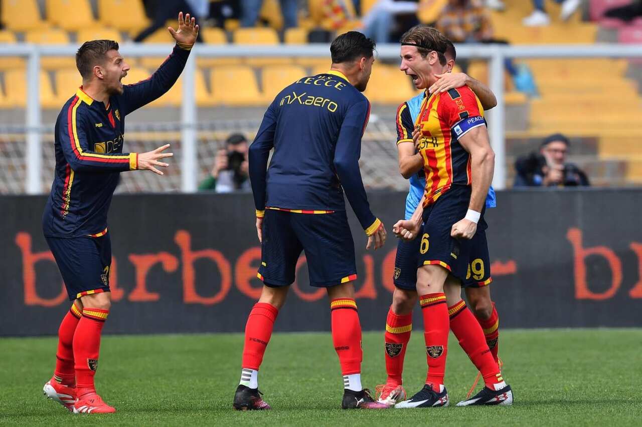 Serie A, al “Via del Mare” fa tutto il Lecce: un autogol porta in vantaggio il Venezia, pareggia Baschirotto Serie A, al “Via del Mare” fa tutto il Lecce: un autogol porta in vantaggio il Venezia, pareggia Baschirotto