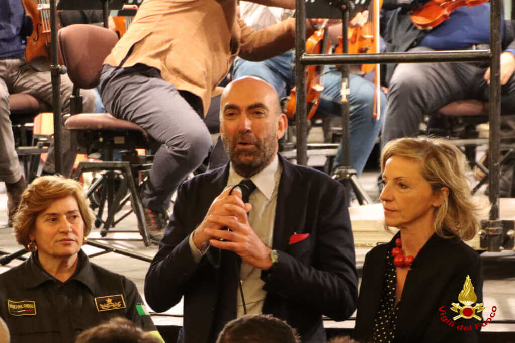Bari omaggia i vigili del fuoco: un concerto speciale dell’Orchestra sinfonica al Teatro Piccinni – FOTO Bari omaggia i vigili del fuoco: un concerto speciale dell’Orchestra sinfonica al Teatro Piccinni – FOTO