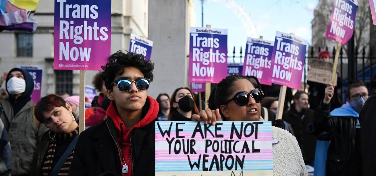 Regno Unito, la sentenza della Corte Suprema: «Le trans non possono definirsi donne»