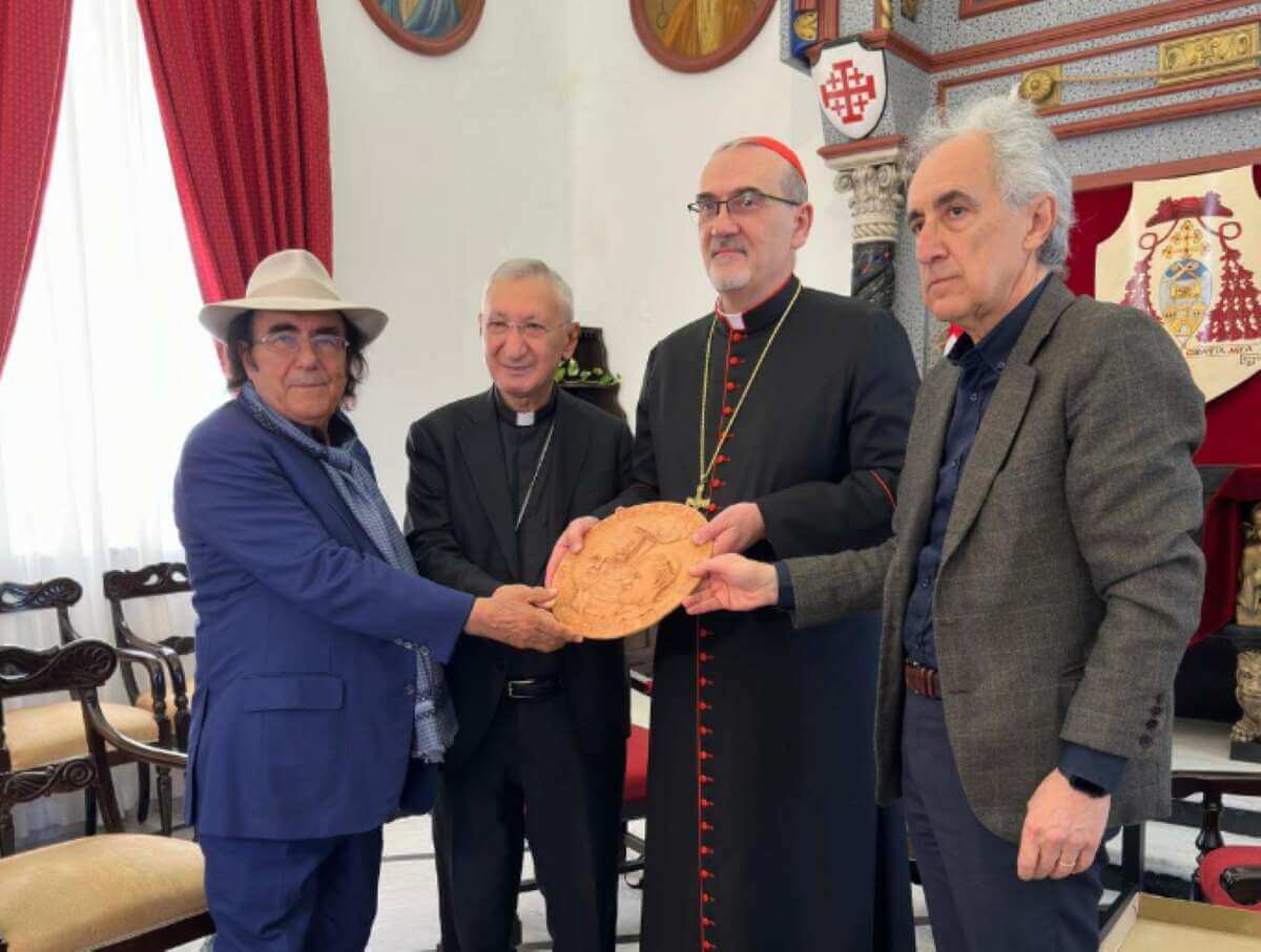 Gerusalemme, Al Bano consegna il Medaglione della Pace benedetto dal Papa al cardinale Pizzaballa Gerusalemme, Al Bano consegna il Medaglione della Pace benedetto dal Papa al cardinale Pizzaballa