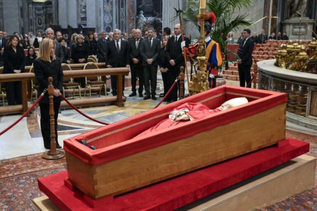 Roma, fedeli in coda per l’omaggio a papa Francesco: anche Meloni a San Pietro – VIDEO Roma, fedeli in coda per l’omaggio a papa Francesco: anche Meloni a San Pietro – VIDEO