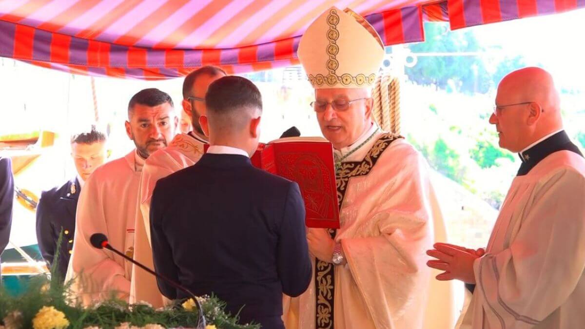 Taranto, la Pasqua a bordo della Vespucci: «Da qui parta un messaggio di pace» Taranto, la Pasqua a bordo della Vespucci: «Da qui parta un messaggio di pace»