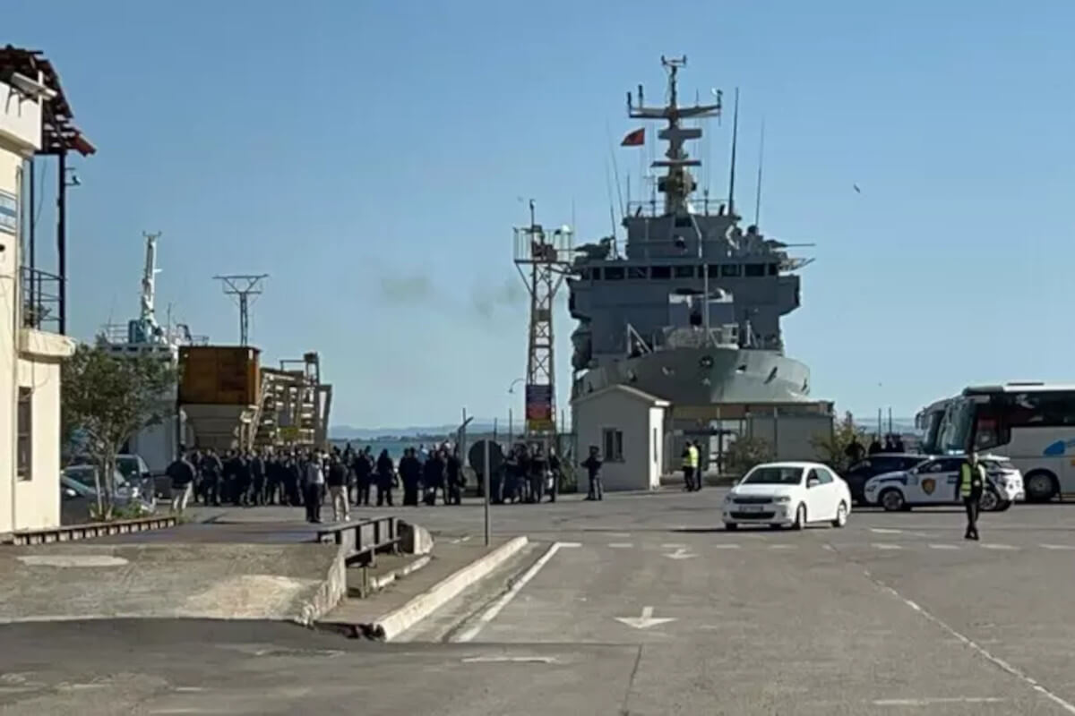 Sono sbarcati in Albania i 40 migranti partiti da Brindisi, la denuncia: «Erano in manette» Sono sbarcati in Albania i 40 migranti partiti da Brindisi, la denuncia: «Erano in manette»