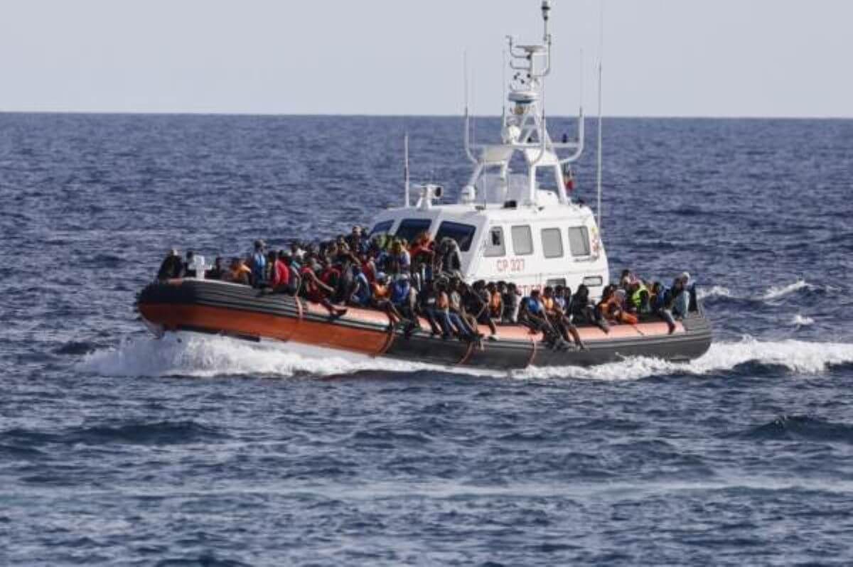 Naufragio a Lampedusa, almeno 20 morti: salvi 60 migranti, si cercano dispersi Naufragio a Lampedusa, almeno 20 morti: salvi 60 migranti, si cercano dispersi