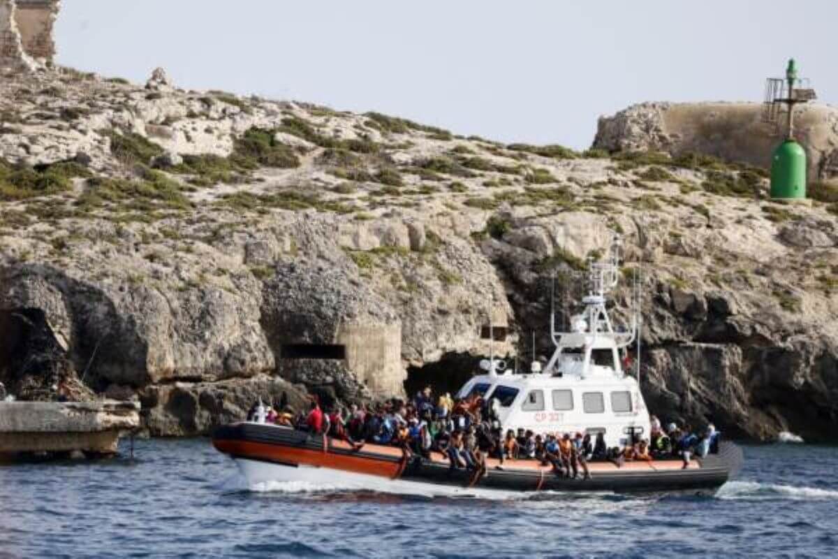 Dieci anni fa il naufragio dei migranti al largo della Sicilia, Mattarella: «Non voltiamo le spalle»