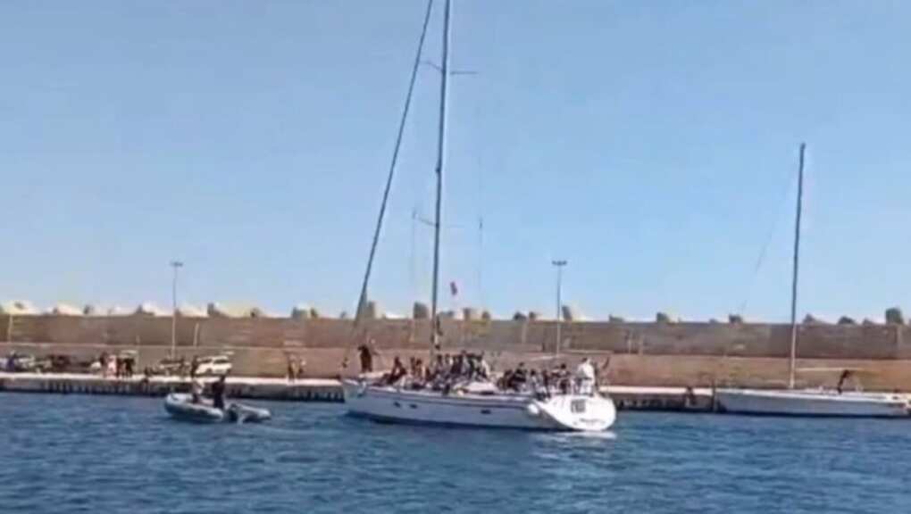Santa Maria di Leuca, intercettata barca a vela con oltre 80 migranti: ci sono anche donne e bambini Santa Maria di Leuca, intercettata barca a vela con oltre 80 migranti: ci sono anche donne e bambini