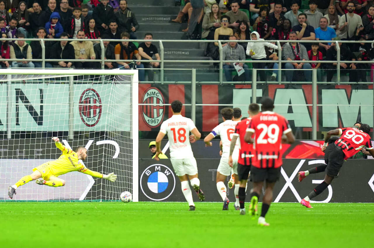 Serie A, il Milan pareggia 2-2 in rimonta con la Fiorentina: gara ricca di emozioni a San Siro