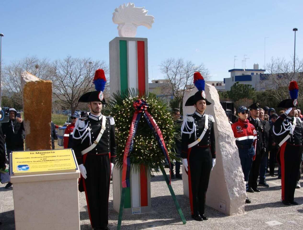 Manfredonia, un monumento ricorda i carabinieri Pastore e Ferraro morti in servizio ad aprile 2024 Manfredonia, un monumento ricorda i carabinieri Pastore e Ferraro morti in servizio ad aprile 2024