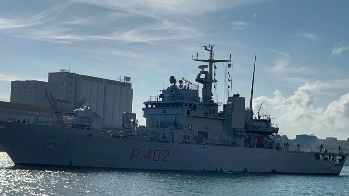 Brindisi, partita la nave Libra della Marina militare: trasporta 40 migranti in Albania