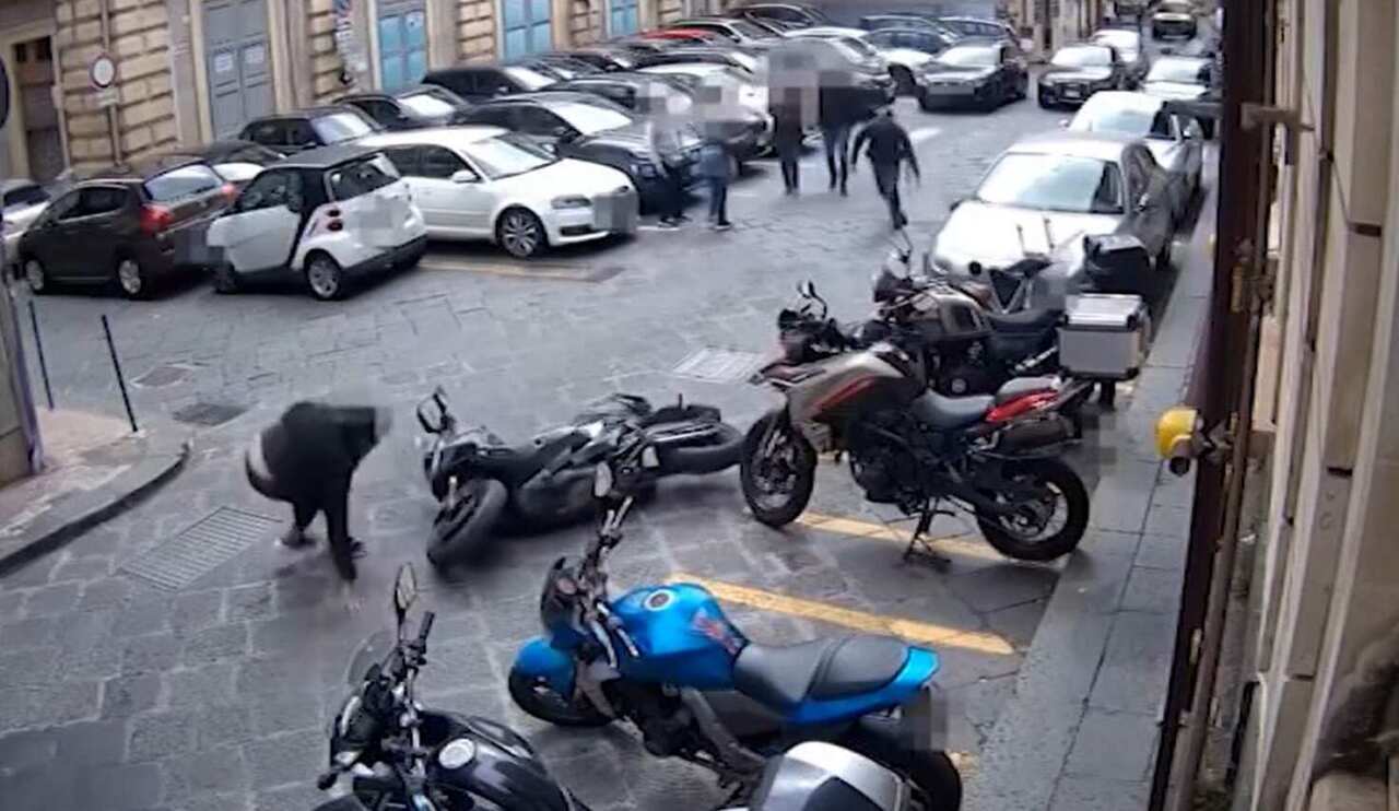 Catania, in moto e senza casco non si ferma allo stop della polizia: un arresto. Ferito un agente