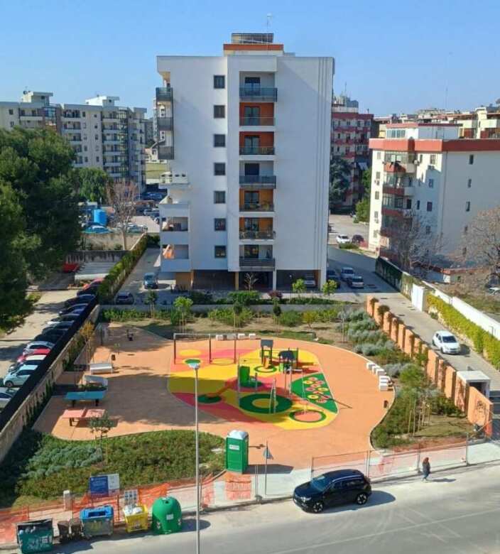 Bari inaugura la nuova oasi verde di via Oberdan: «Giochi, fitness e 42mila chili di CO2 in meno» – FOTO