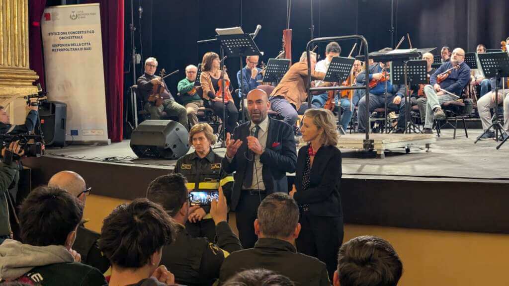 Bari omaggia i vigili del fuoco: un concerto speciale dell’Orchestra sinfonica al Teatro Piccinni – FOTO Bari omaggia i vigili del fuoco: un concerto speciale dell’Orchestra sinfonica al Teatro Piccinni – FOTO