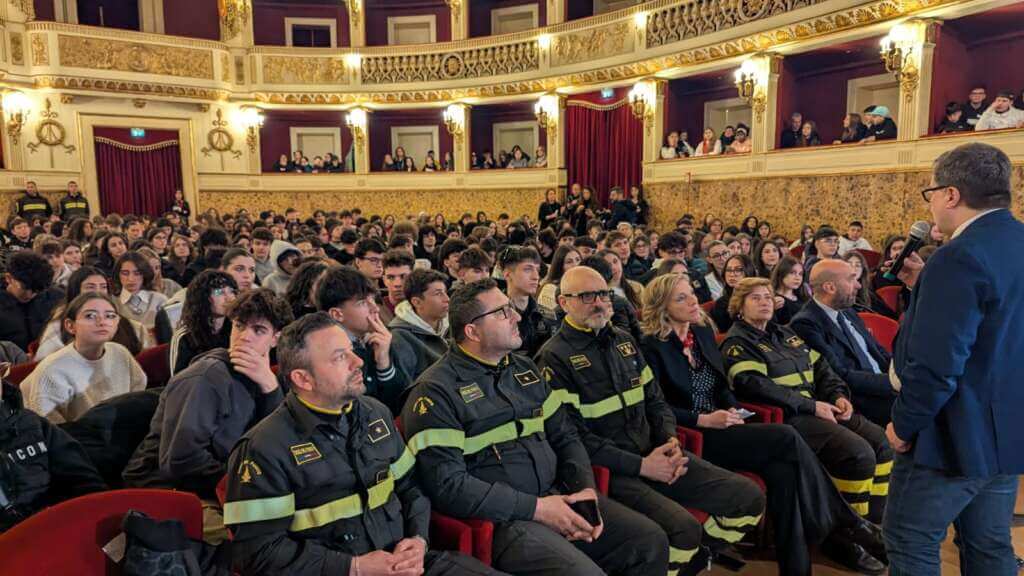 Bari omaggia i vigili del fuoco: un concerto speciale dell’Orchestra sinfonica al Teatro Piccinni – FOTO Bari omaggia i vigili del fuoco: un concerto speciale dell’Orchestra sinfonica al Teatro Piccinni – FOTO