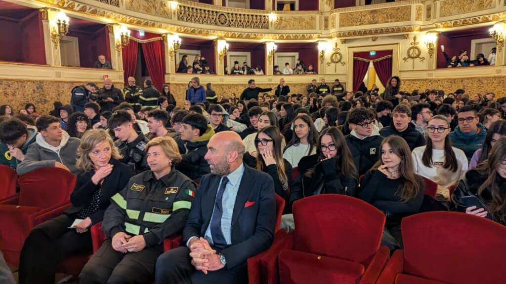 Bari omaggia i vigili del fuoco: un concerto speciale dell’Orchestra sinfonica al Teatro Piccinni – FOTO Bari omaggia i vigili del fuoco: un concerto speciale dell’Orchestra sinfonica al Teatro Piccinni – FOTO