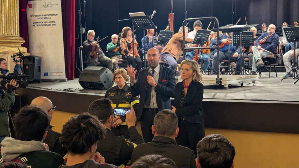 Bari omaggia i vigili del fuoco: un concerto speciale dell’Orchestra sinfonica al Teatro Piccinni – FOTO Bari omaggia i vigili del fuoco: un concerto speciale dell’Orchestra sinfonica al Teatro Piccinni – FOTO