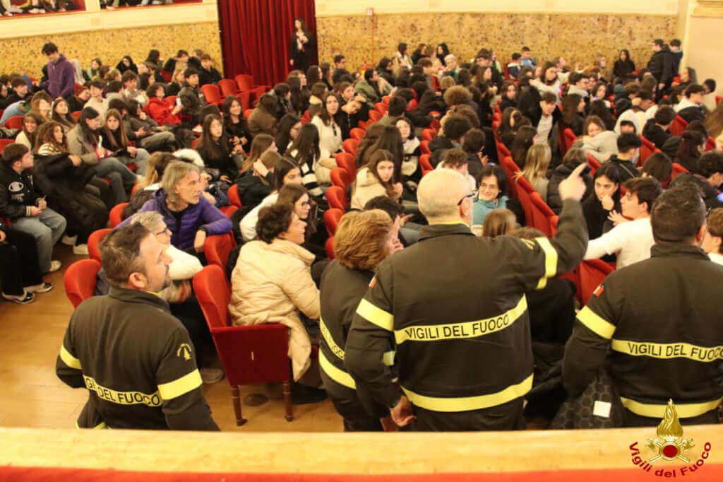 Bari omaggia i vigili del fuoco: un concerto speciale dell’Orchestra sinfonica al Teatro Piccinni – FOTO Bari omaggia i vigili del fuoco: un concerto speciale dell’Orchestra sinfonica al Teatro Piccinni – FOTO