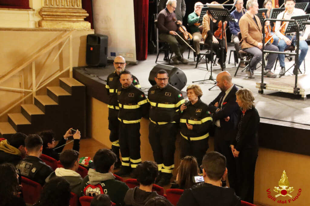 Bari omaggia i vigili del fuoco: un concerto speciale dell’Orchestra sinfonica al Teatro Piccinni – FOTO Bari omaggia i vigili del fuoco: un concerto speciale dell’Orchestra sinfonica al Teatro Piccinni – FOTO