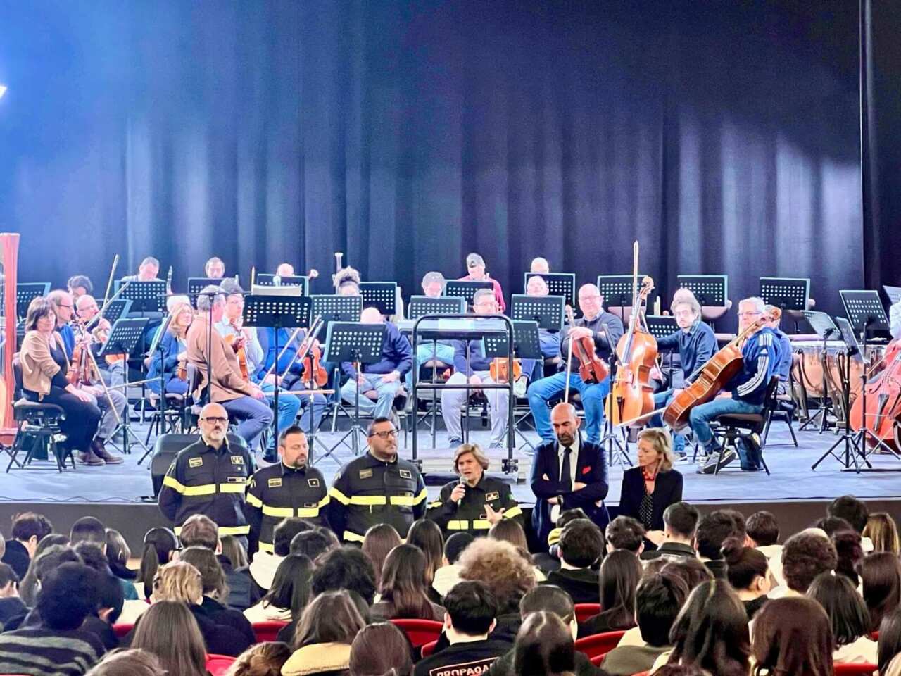Bari omaggia i vigili del fuoco: un concerto speciale dell’Orchestra sinfonica al Teatro Piccinni – FOTO Bari omaggia i vigili del fuoco: un concerto speciale dell’Orchestra sinfonica al Teatro Piccinni – FOTO