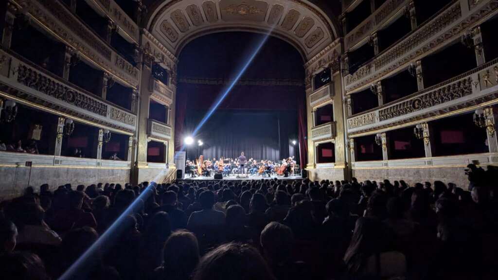 Bari omaggia i vigili del fuoco: un concerto speciale dell’Orchestra sinfonica al Teatro Piccinni – FOTO Bari omaggia i vigili del fuoco: un concerto speciale dell’Orchestra sinfonica al Teatro Piccinni – FOTO
