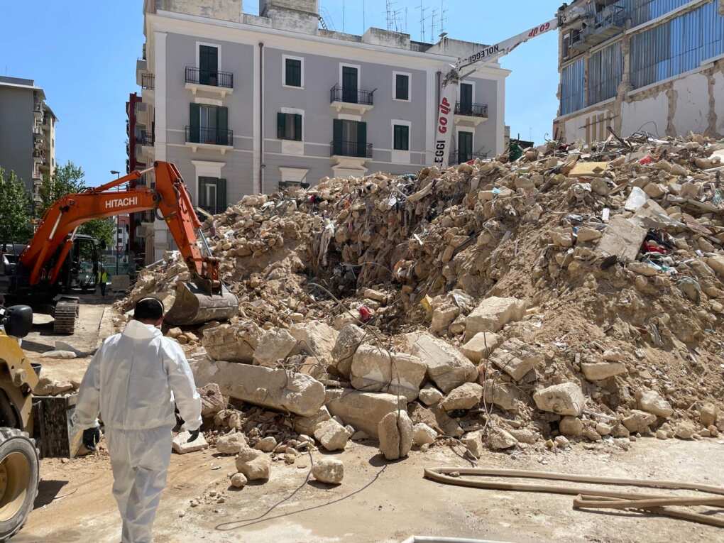 Palazzina crollata a Bari, continua la rimozione delle macerie in via De Amicis: «Nessun amianto nell’aria» – FOTO