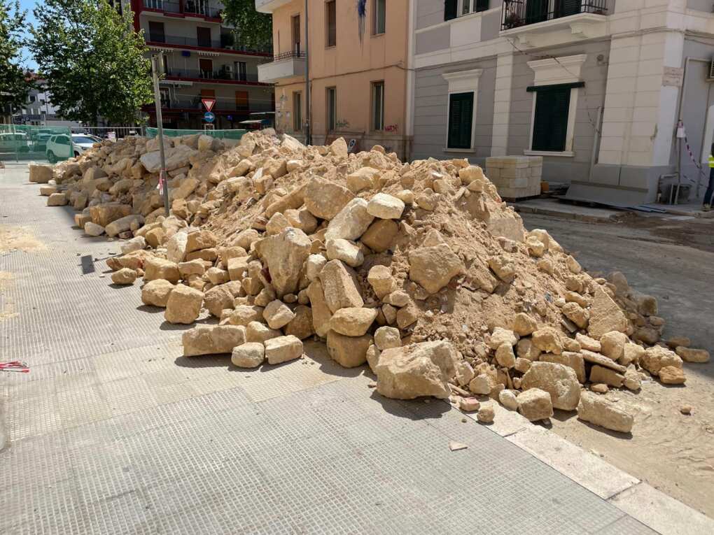 Palazzina crollata a Bari, continua la rimozione delle macerie in via De Amicis: «Nessun amianto nell’aria» – FOTO