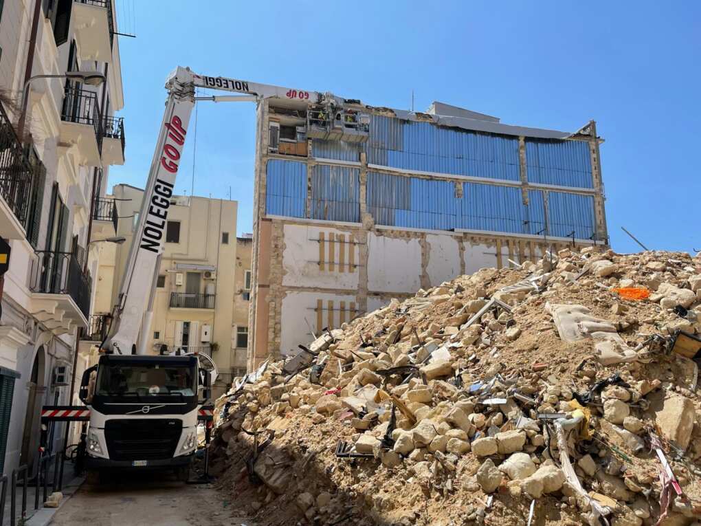 Palazzina crollata a Bari, continua la rimozione delle macerie in via De Amicis: «Nessun amianto nell’aria» – FOTO