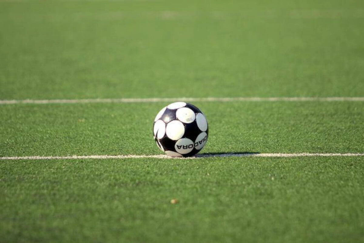 Taviano, calciatore 15enne aggredito in campo dall’arbitro: lo ha colpito con una testata al volto Taviano, calciatore 15enne aggredito in campo dall’arbitro: lo ha colpito con una testata al volto