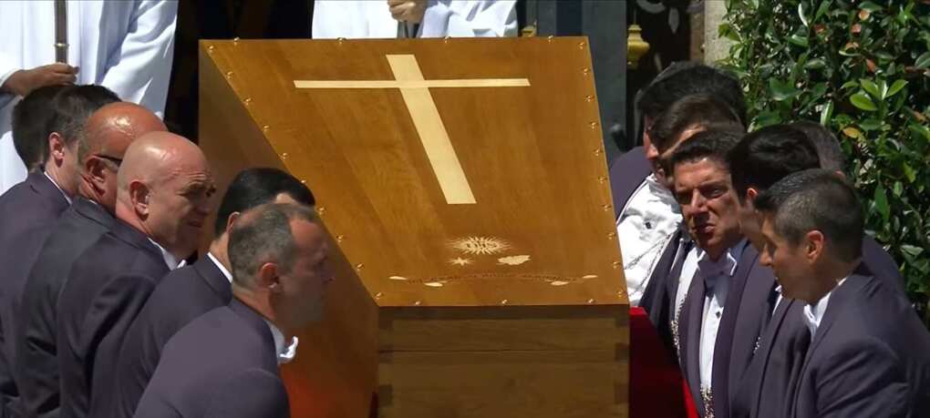 L’addio al Papa, i funerali a San Pietro e l’arrivo a Santa Maria Maggiore – VIDEO L’addio al Papa, i funerali a San Pietro e l’arrivo a Santa Maria Maggiore – VIDEO