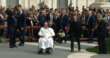 Domenica delle Palme, in piazza San Pietro l’arrivo a sorpresa del Papa: «Dio è nei volti straziati dalla guerra»