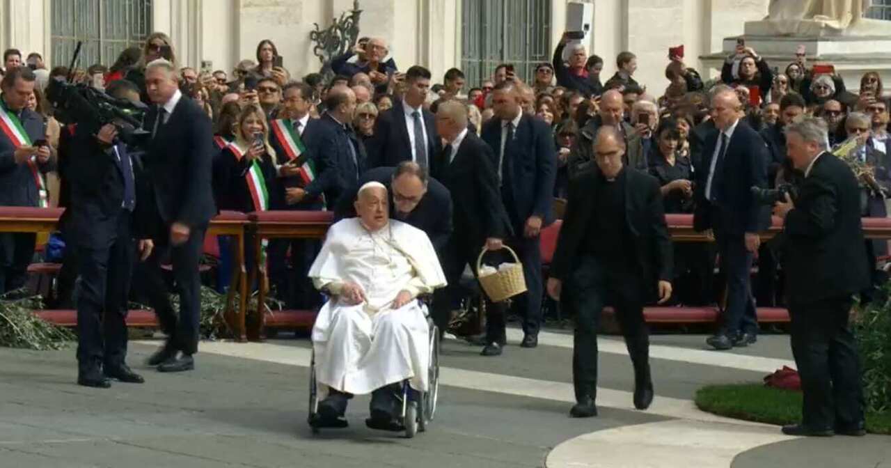 Domenica delle Palme, in piazza San Pietro l’arrivo a sorpresa del Papa: «Dio è nei volti straziati dalla guerra»