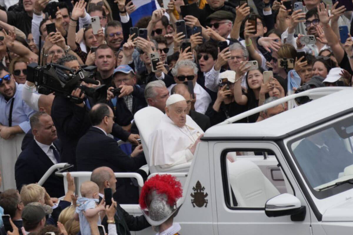 Pasqua, papa Francesco benedice la folla: “Pace giusta per l’Ucraina”. Prima gli auguri con Vance