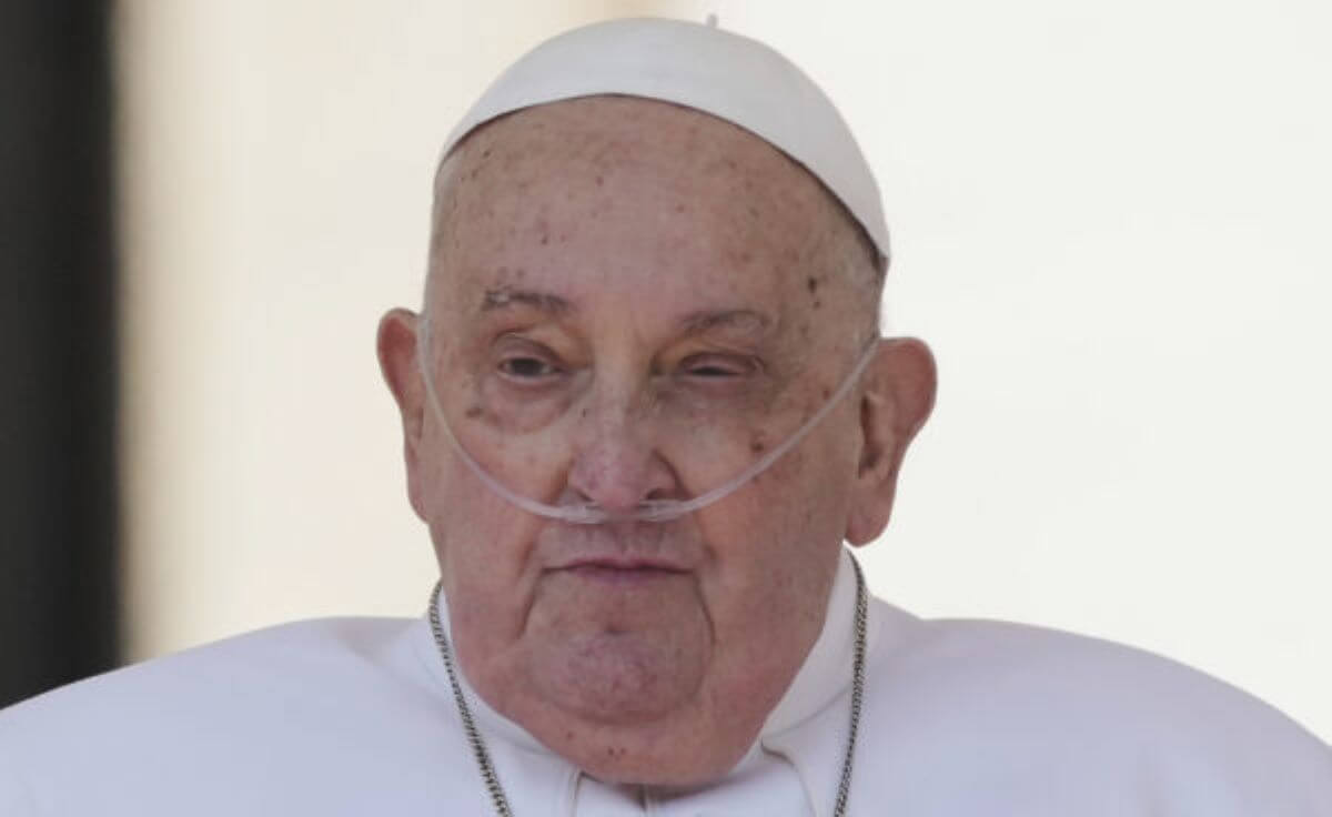 Il Papa sta meglio, lunghi periodi senza ossigeno. Vaticano: «Per riti di Pasqua nessuna previsione» Il Papa sta meglio, lunghi periodi senza ossigeno. Vaticano: «Per riti di Pasqua nessuna previsione»